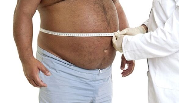 Der Arzt bestimmt, wie man bei einem übergewichtigen Mann Gewicht verliert
