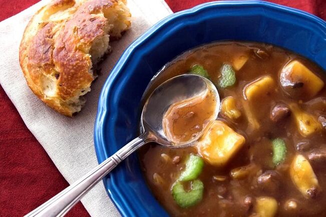 Suppe mit einem Brötchen gegen Gastritis
